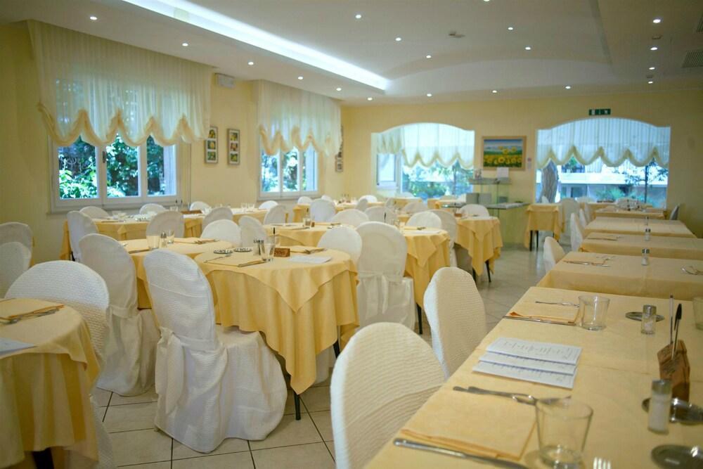 Hotel Cannes - In Pieno Centro Riccione Exterior foto