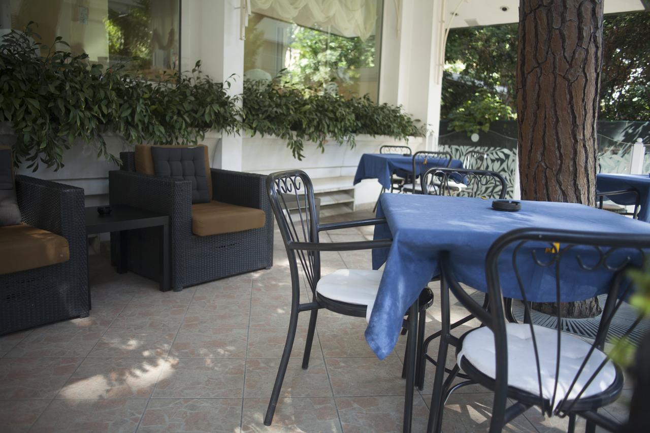 Hotel Cannes - In Pieno Centro Riccione Exterior foto