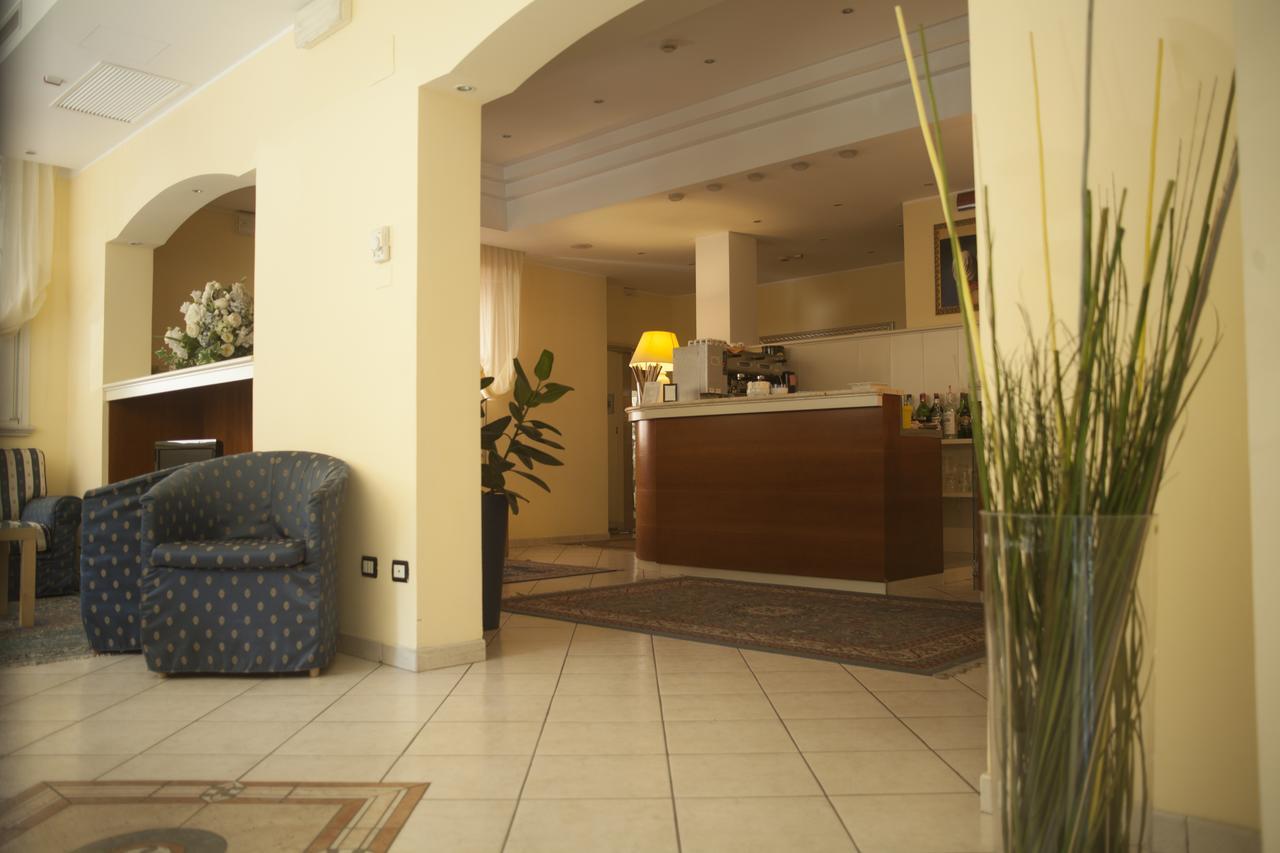 Hotel Cannes - In Pieno Centro Riccione Exterior foto
