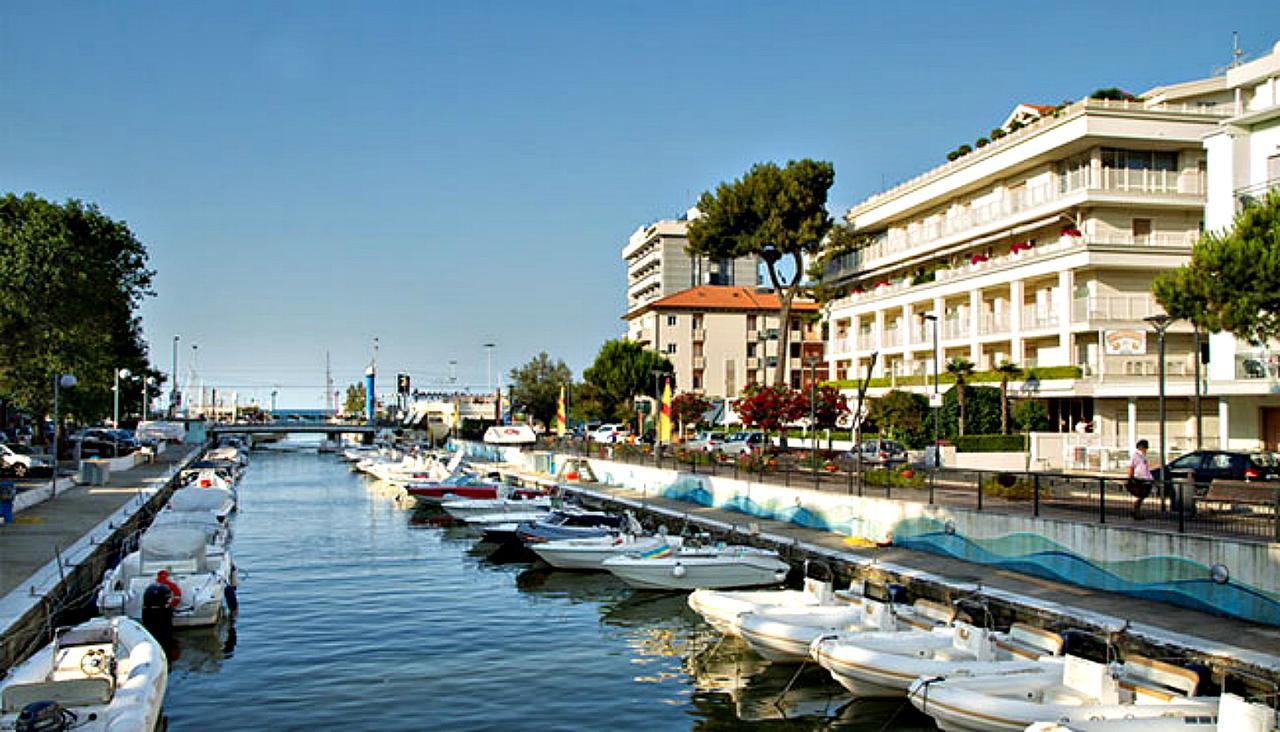 Hotel Cannes - In Pieno Centro Riccione Exterior foto