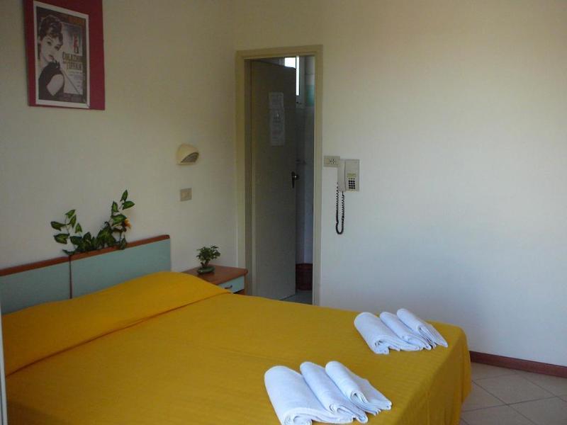 Hotel Cannes - In Pieno Centro Riccione Exterior foto